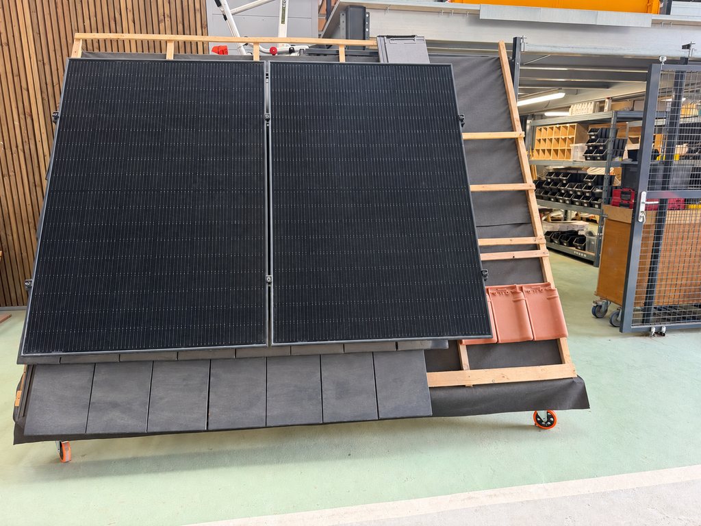Maquette pédagogique de couverture et panneaux solaires sur la plateforme technique