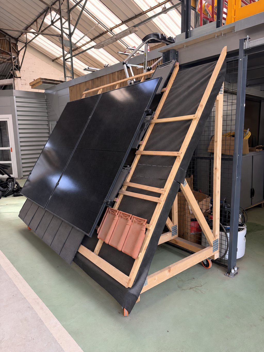 Vue latérale d'une maquette de toiture utilisée sur la plateforme technique