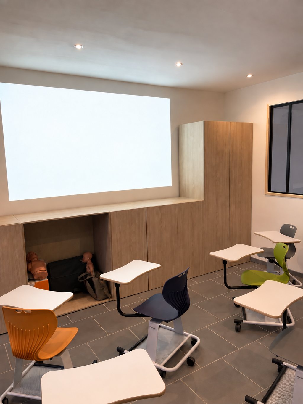 Salle de formation LCN Consulting équipée de sièges avec tablette et d'un espace de projection